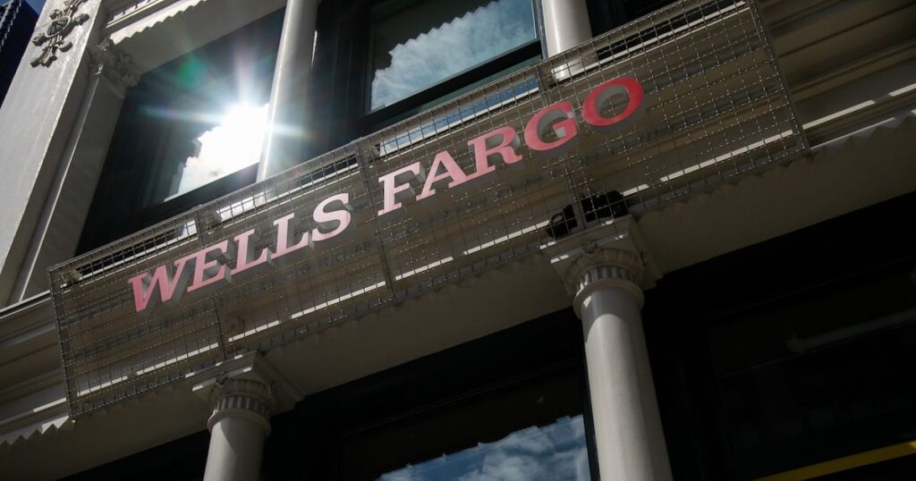 Gráfico de caída del Nasdaq 100 y S&P 500 tras venta masiva en tecnología y advertencia de Wells Fargo sobre el fin del rally de la IA