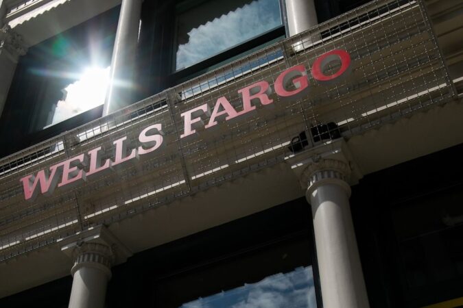Gráfico de caída del Nasdaq 100 y S&P 500 tras venta masiva en tecnología y advertencia de Wells Fargo sobre el fin del rally de la IA