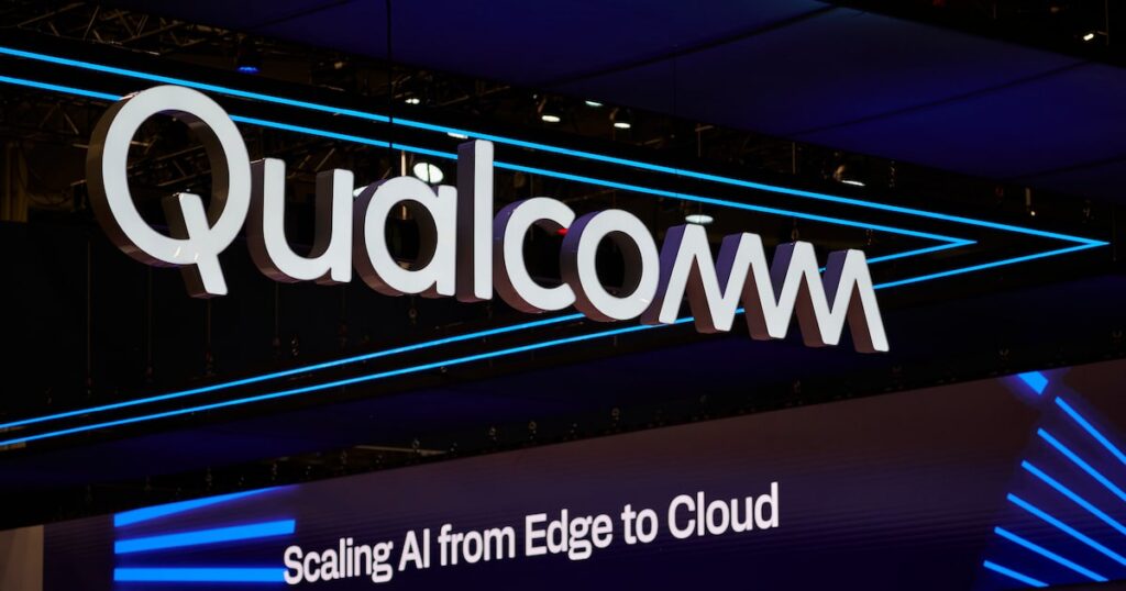 Representación gráfica de la adquisición de Modular por Qualcomm en el sector de chips de inteligencia artificial