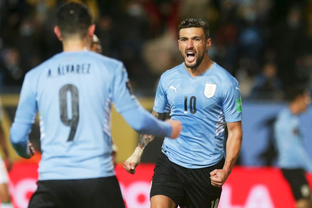 Giorgian De Arrascaeta se lleva las manos a la pierna tras sufrir lesión muscular en entrenamiento previo al Mundial 2026