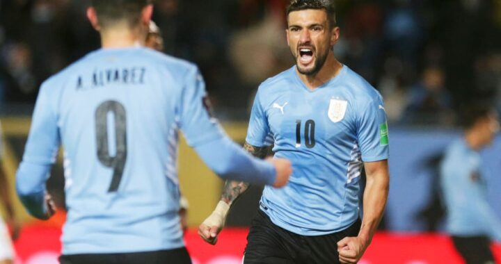 Giorgian De Arrascaeta se lleva las manos a la pierna tras sufrir lesión muscular en entrenamiento previo al Mundial 2026