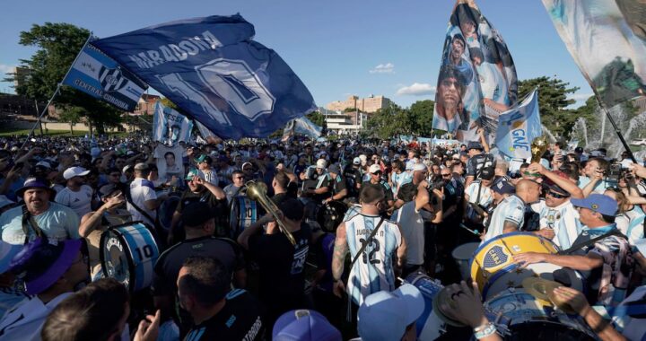 Multitud de hinchas argentinos con banderas y camisetas en el banderazo de Kansas City previo al Mundial 2026