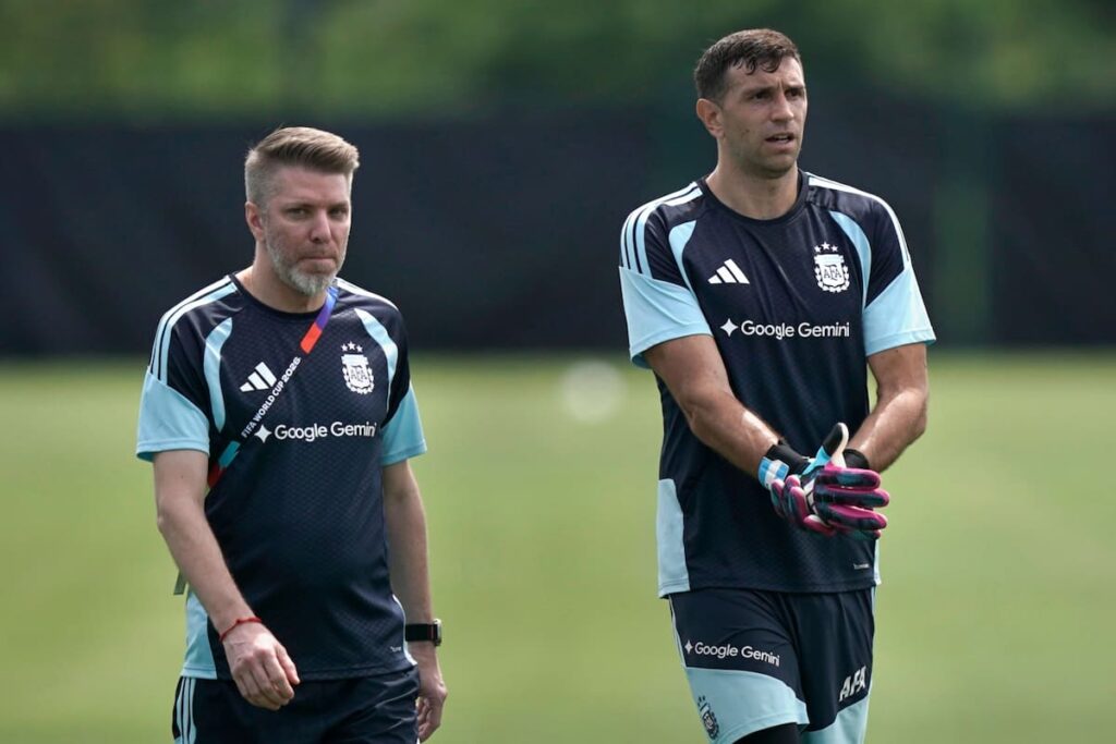Dibu Martínez entrenando con fuerza en su mano derecha antes del partido contra Argelia en Kansas City