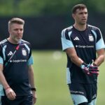 Dibu Martínez entrenando con fuerza en su mano derecha antes del partido contra Argelia en Kansas City