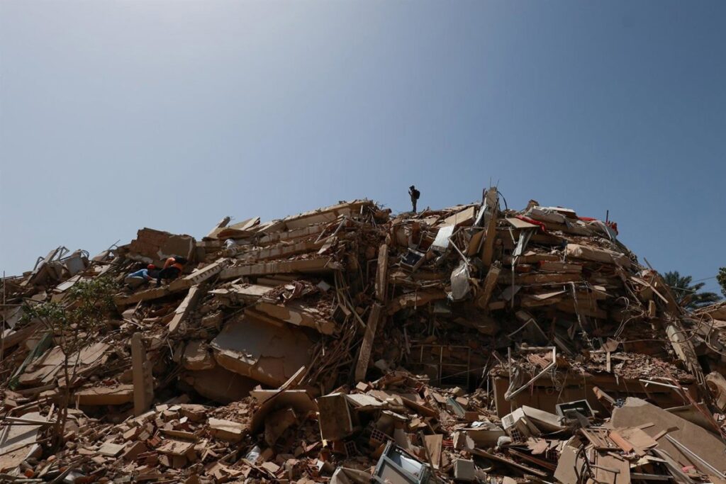 Equipos de rescate trabajando en escombros tras terremotos en La Guaira Venezuela
