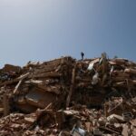 Equipos de rescate trabajando en escombros tras terremotos en La Guaira Venezuela