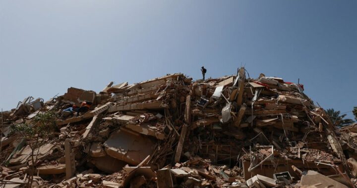 Equipos de rescate trabajando en escombros tras terremotos en La Guaira Venezuela