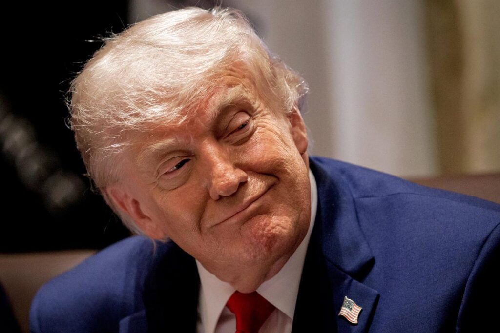 Donald Trump en rueda de prensa con gesto serio mientras fondo muestra mapa de Oriente Medio con Líbano e Irán marcados
