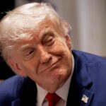 Donald Trump en rueda de prensa con gesto serio mientras fondo muestra mapa de Oriente Medio con Líbano e Irán marcados
