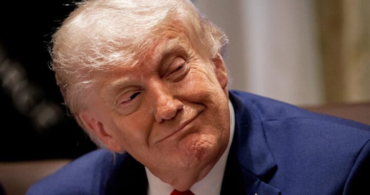 Donald Trump en rueda de prensa con gesto serio mientras fondo muestra mapa de Oriente Medio con Líbano e Irán marcados