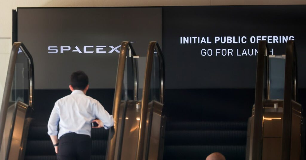Letrero de SpaceX en sede de Goldman Sachs en Nueva York durante debut en Nasdaq con OPI récord