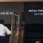 Letrero de SpaceX en sede de Goldman Sachs en Nueva York durante debut en Nasdaq con OPI récord
