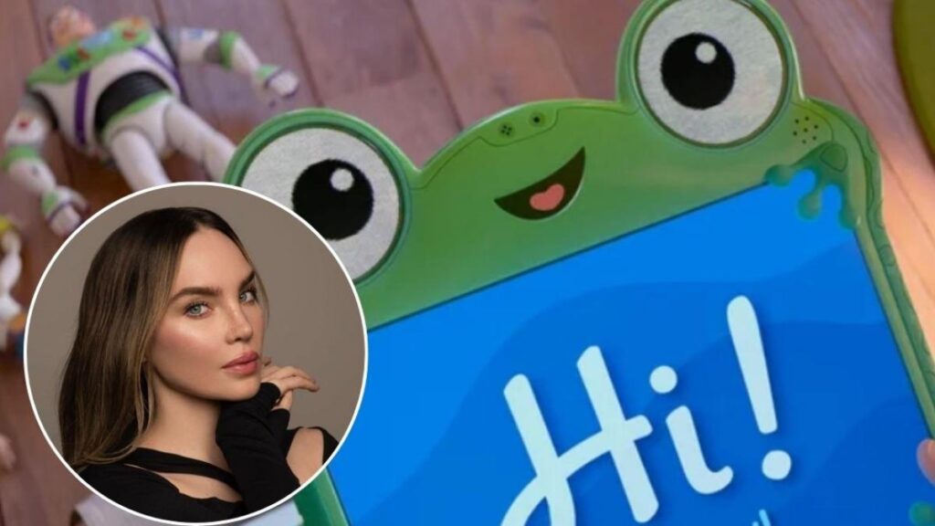 Belinda posando con Lilypad, su personaje de *Toy Story 5*: tablet con forma de sapito y diseño futurista