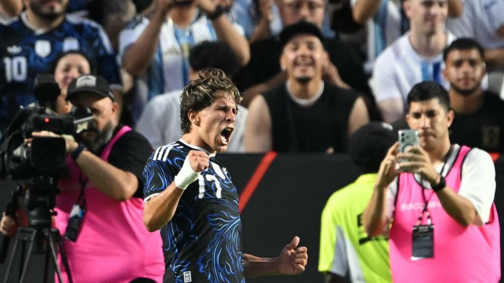 Jugadores de Argentina celebran gol en partido amistoso contra Honduras con debut de cuatro novatos