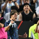 Jugadores de Argentina celebran gol en partido amistoso contra Honduras con debut de cuatro novatos