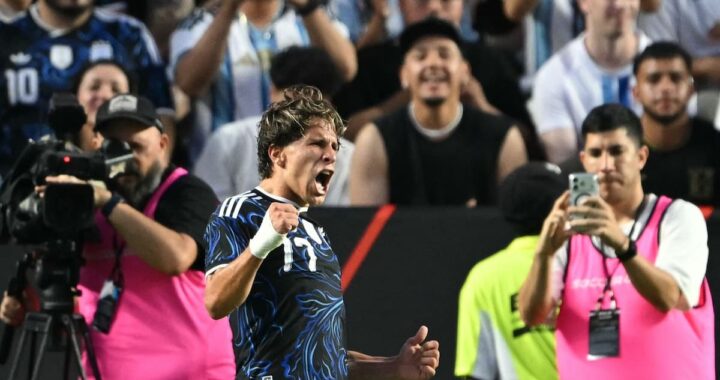 Jugadores de Argentina celebran gol en partido amistoso contra Honduras con debut de cuatro novatos