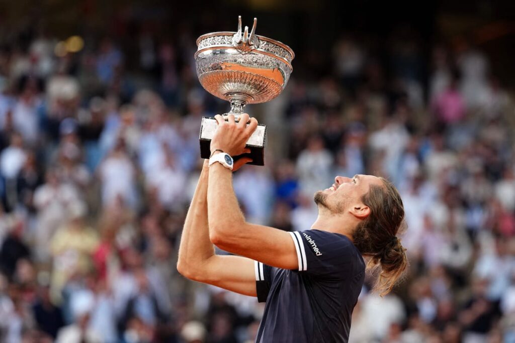 Alexander Zverev llorando en la arcilla de Roland Garros 2025 tras ganar su primer Grand Slam tras 4h15m de final