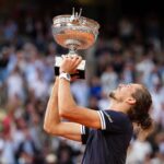Alexander Zverev llorando en la arcilla de Roland Garros 2025 tras ganar su primer Grand Slam tras 4h15m de final