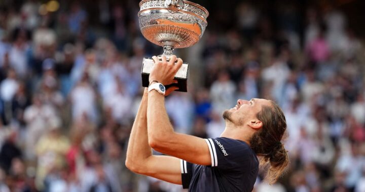 Alexander Zverev llorando en la arcilla de Roland Garros 2025 tras ganar su primer Grand Slam tras 4h15m de final