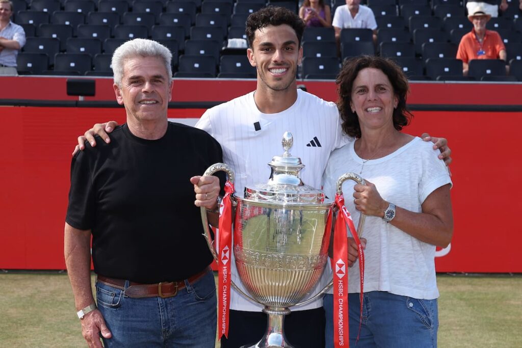 Fran Cerúndolo celebra con su padre Alejandro en el ATP de Queen's tras 36 años sin volar