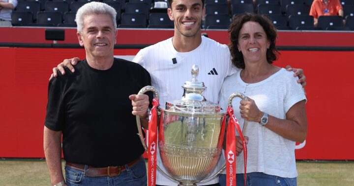 Fran Cerúndolo celebra con su padre Alejandro en el ATP de Queen's tras 36 años sin volar