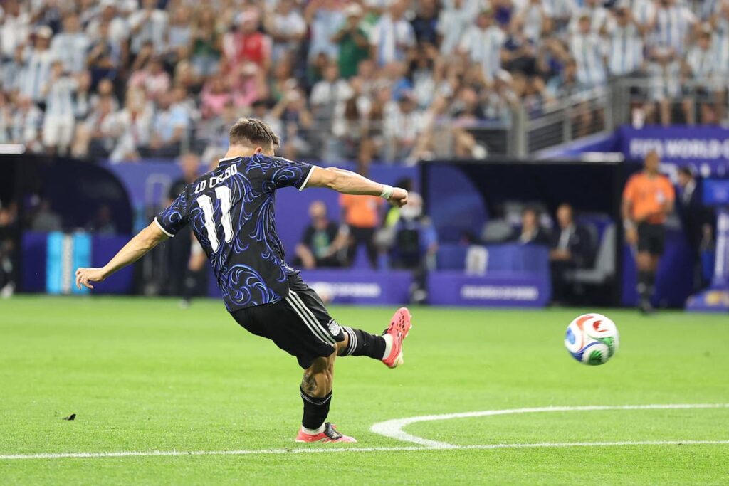 Lo Celso y Messi celebran goles de tiro libre en la victoria 3-1 de Argentina sobre Jordania en el Mundial 2026