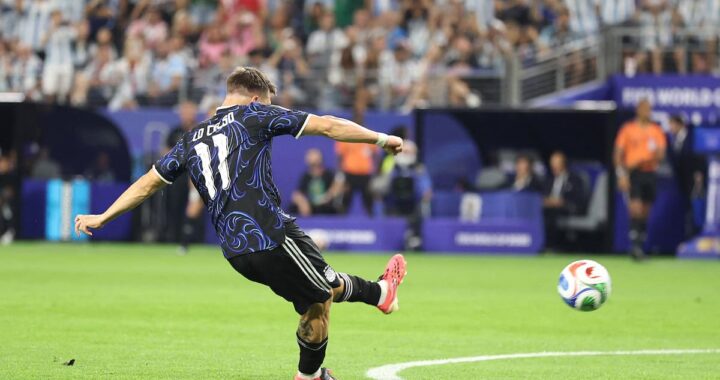 Lo Celso y Messi celebran goles de tiro libre en la victoria 3-1 de Argentina sobre Jordania en el Mundial 2026