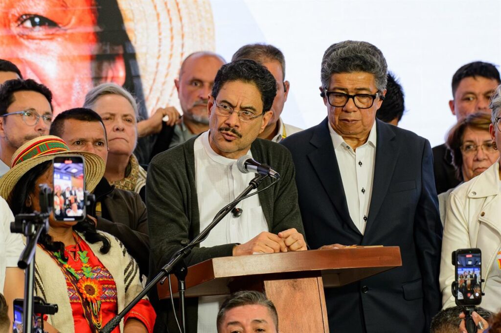 Cepeda y De la Espriella en tensión durante evento político con público costeño expectante y carteles de campañas