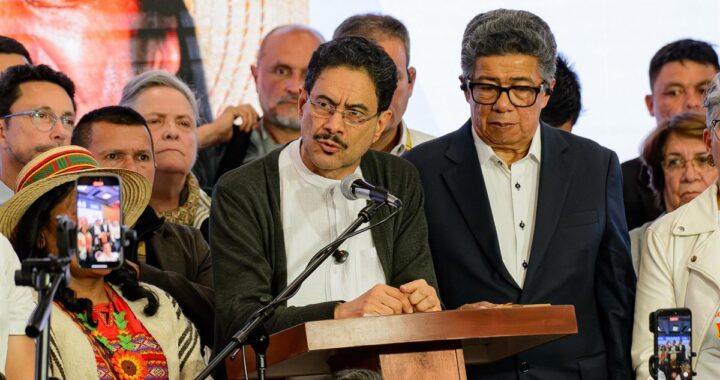 Cepeda y De la Espriella en tensión durante evento político con público costeño expectante y carteles de campañas