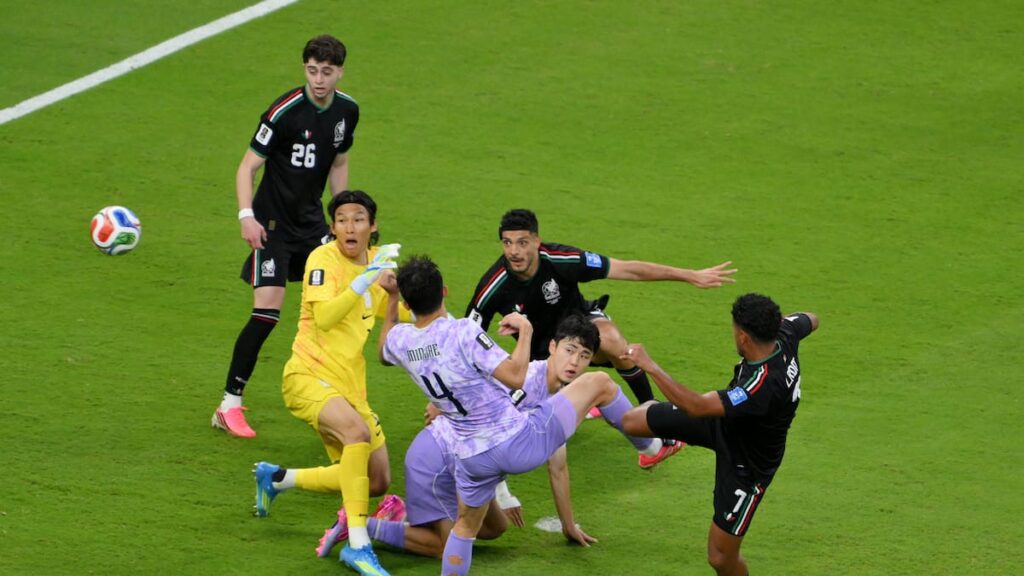 Celebración de México tras marcar el gol decisivo tras error defensivo de Corea del Sur en el área