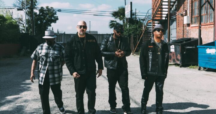 Cypress Hill en foto oficial de gira 2026 con fondo de escenario y luces de concierto