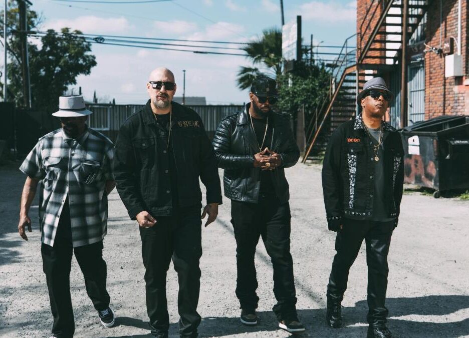 Cypress Hill en foto oficial de gira 2026 con fondo de escenario y luces de concierto