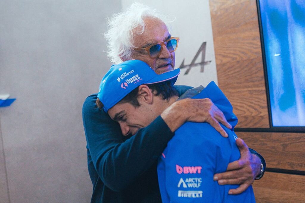 Flavio Briatore analiza datos técnicos del Alpine A526 en el Yacht Club de Mónaco, con Gasly y Colapinto en segundo plano