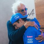 Flavio Briatore analiza datos técnicos del Alpine A526 en el Yacht Club de Mónaco, con Gasly y Colapinto en segundo plano