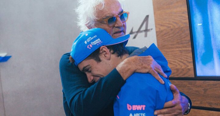 Flavio Briatore analiza datos técnicos del Alpine A526 en el Yacht Club de Mónaco, con Gasly y Colapinto en segundo plano
