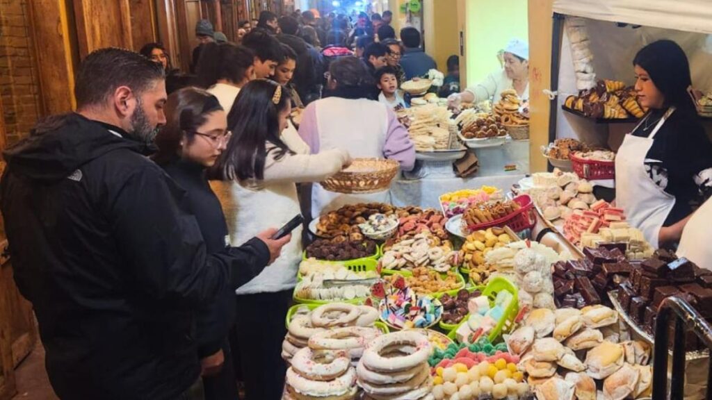 Puestos coloridos con 60 variedades de dulces tradicionales en el Parque Calderón, Cuenca, durante el Septenario 2026