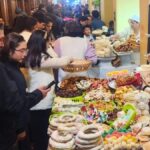 Puestos coloridos con 60 variedades de dulces tradicionales en el Parque Calderón, Cuenca, durante el Septenario 2026