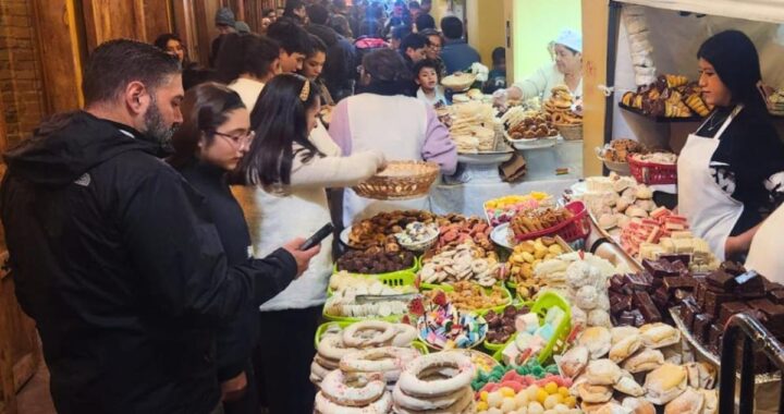 Puestos coloridos con 60 variedades de dulces tradicionales en el Parque Calderón, Cuenca, durante el Septenario 2026