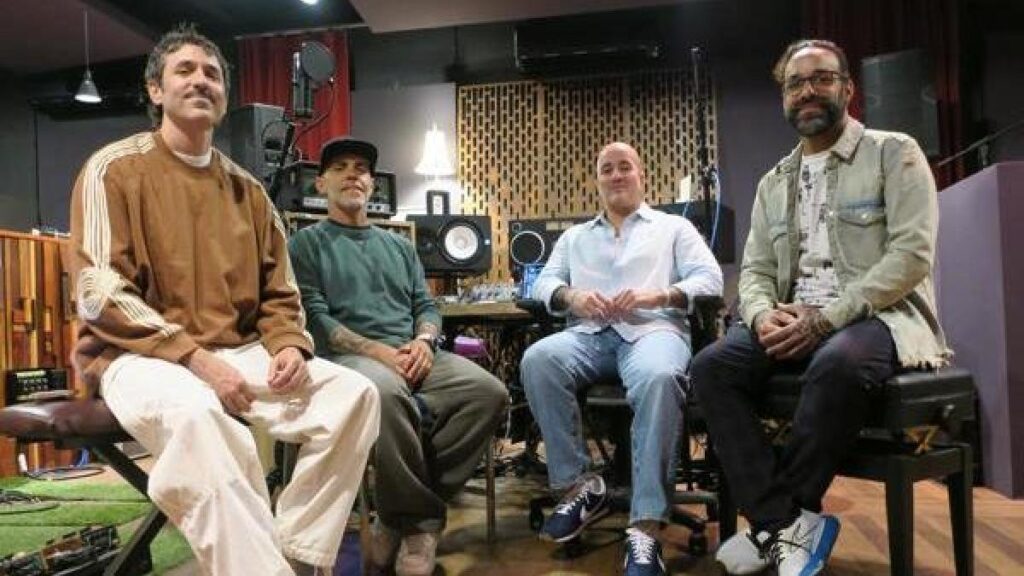Cultura Profética en estudio grabando 'En bucle', álbum que fusiona reggae, afrobeat y soul con enfoque íntimo