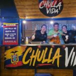 Diana Lozano sonríe junto a su food truck Chulla Vida decorado con colores de Ecuador