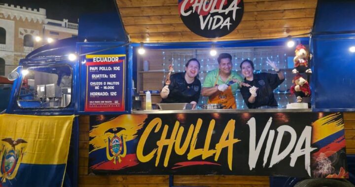 Diana Lozano sonríe junto a su food truck Chulla Vida decorado con colores de Ecuador
