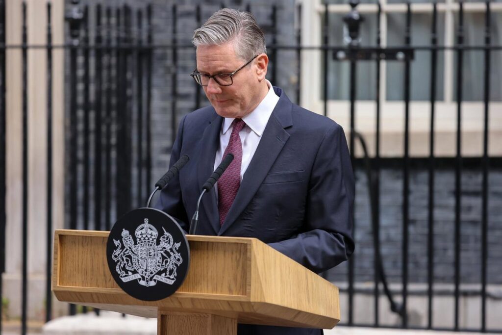 Keir Starmer en rueda de prensa anunciando su dimisión como primer ministro del Reino Unido tras crisis política