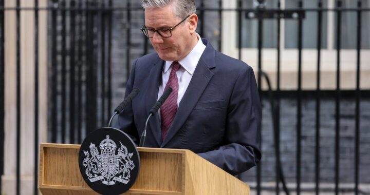 Keir Starmer en rueda de prensa anunciando su dimisión como primer ministro del Reino Unido tras crisis política
