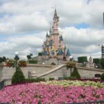 Gráfico comparativo de inversiones vs ganancias en Disneyland París con datos de 1992 a 2024 mostrando el déficit