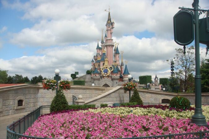 Gráfico comparativo de inversiones vs ganancias en Disneyland París con datos de 1992 a 2024 mostrando el déficit