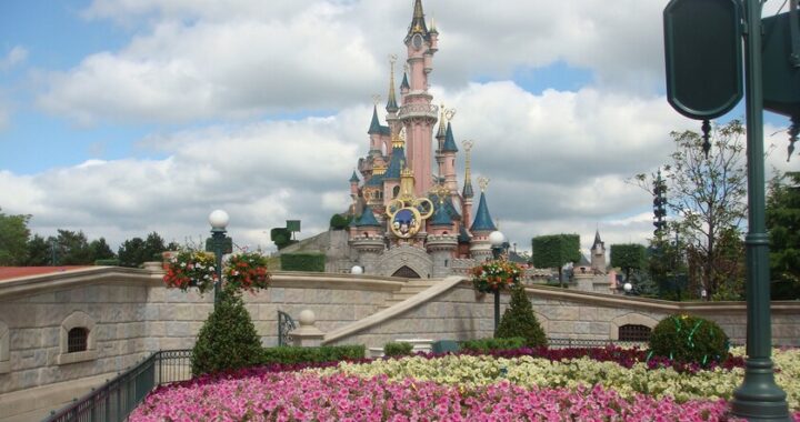 Gráfico comparativo de inversiones vs ganancias en Disneyland París con datos de 1992 a 2024 mostrando el déficit
