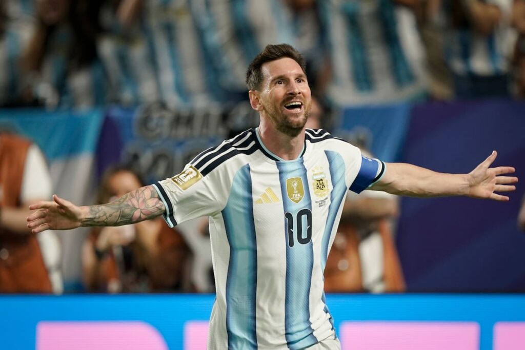 Lionel Messi controla el balón con pausa estratégica mientras desequilibra a la defensa de Argelia