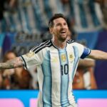 Lionel Messi controla el balón con pausa estratégica mientras desequilibra a la defensa de Argelia