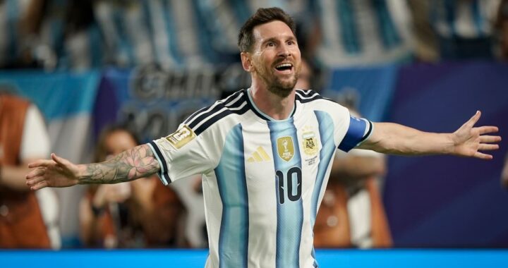 Lionel Messi controla el balón con pausa estratégica mientras desequilibra a la defensa de Argelia