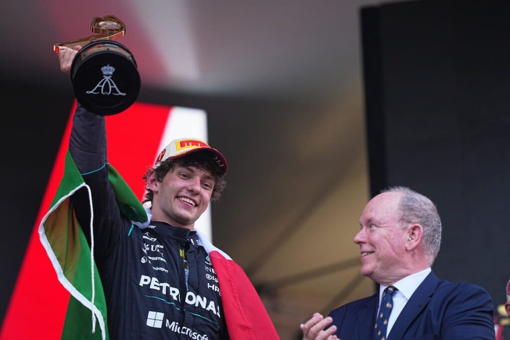 Andrea Kimi Antonelli celebra su victoria histórica en el podio del Gran Premio de Mónaco 2024 con Toto Wolff y Lewis Hamilton